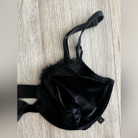 Victoria’s Secret Black Unlined Velvet & Lace Trim Demi Bra Wired Size 34DD - Picture 3 of 7